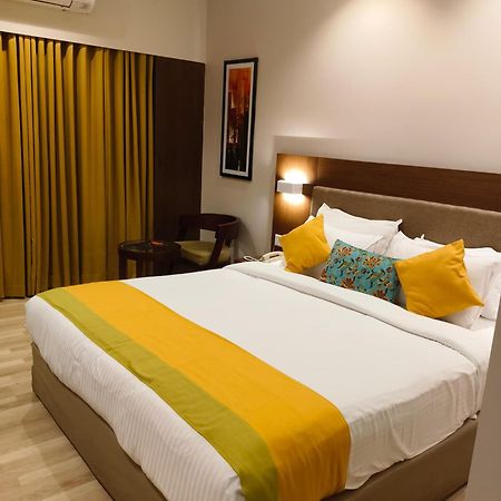 Park Residency Adoor Hotel Adur Екстериор снимка