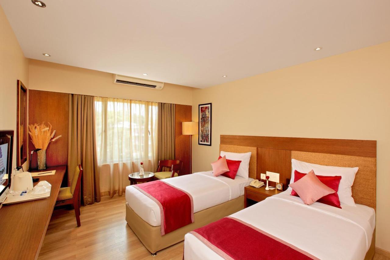 Park Residency Adoor Hotel Adur Екстериор снимка