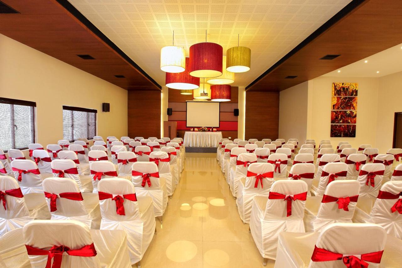 Park Residency Adoor Hotel Adur Екстериор снимка