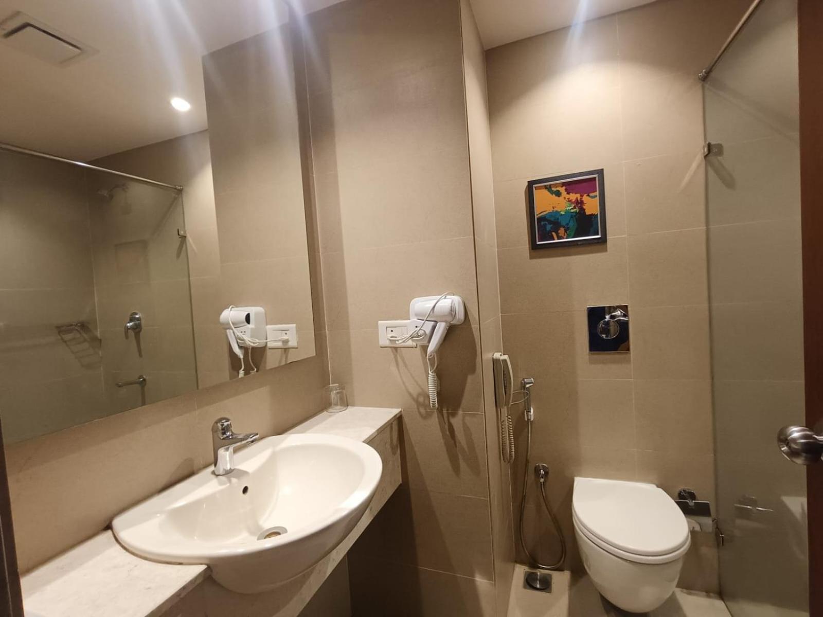 Park Residency Adoor Hotel Adur Екстериор снимка