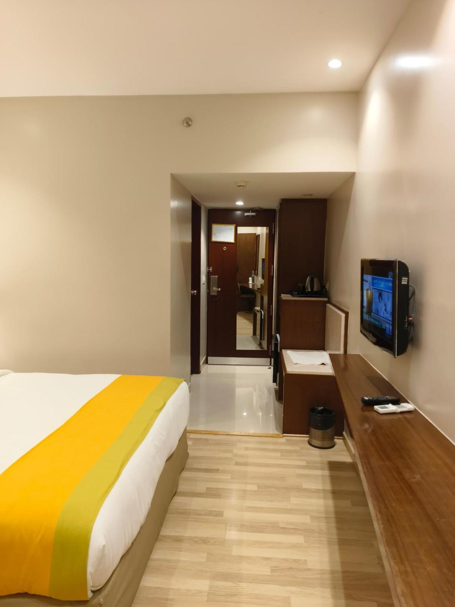 Park Residency Adoor Hotel Adur Екстериор снимка