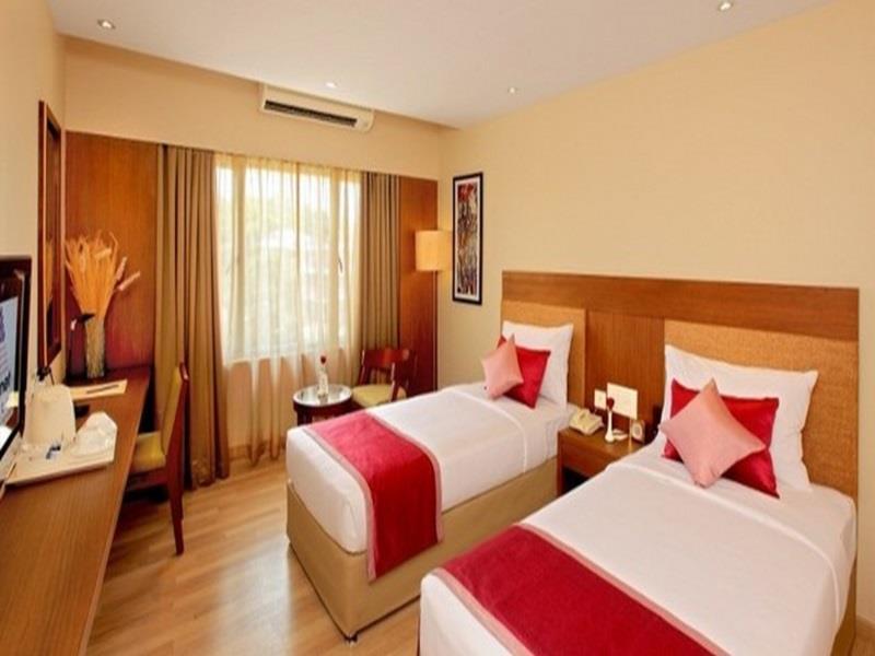Park Residency Adoor Hotel Adur Екстериор снимка