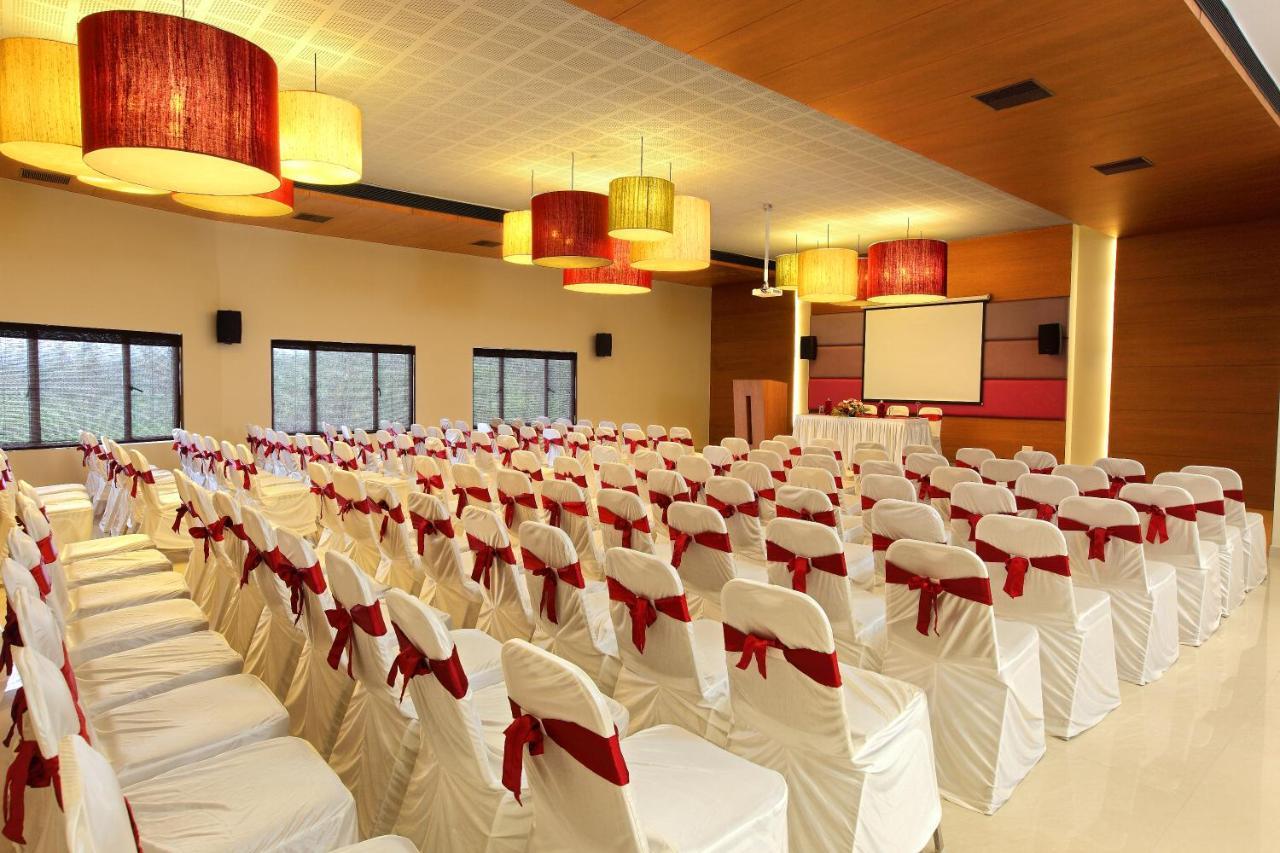 Park Residency Adoor Hotel Adur Екстериор снимка