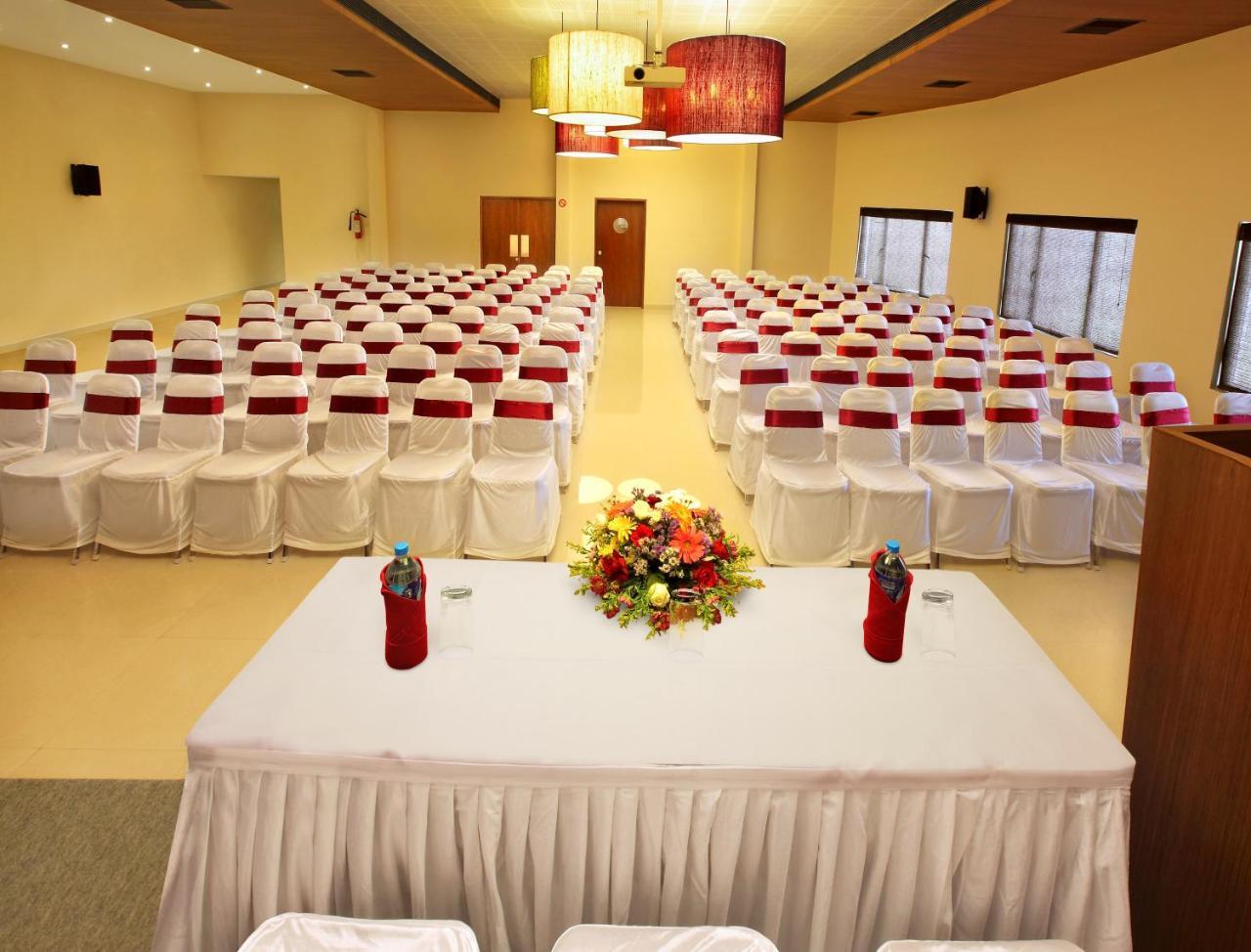 Park Residency Adoor Hotel Adur Екстериор снимка